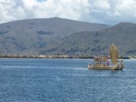 bateau de roseaux sur le lac Titicaca