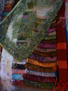 grand foulard translucide a motifs : 2,5 euros (divers coloris dispos)