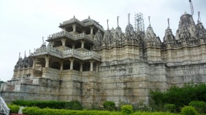 Ranakpur de dehors : un gros bloc de marbre